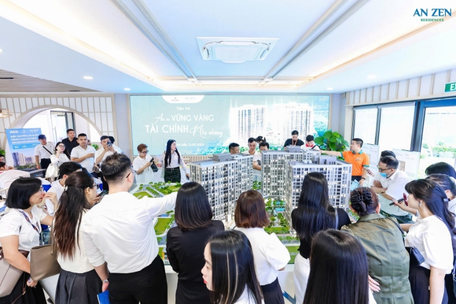 Khách hàng và các môi giới viên tại sa bàn một dự án