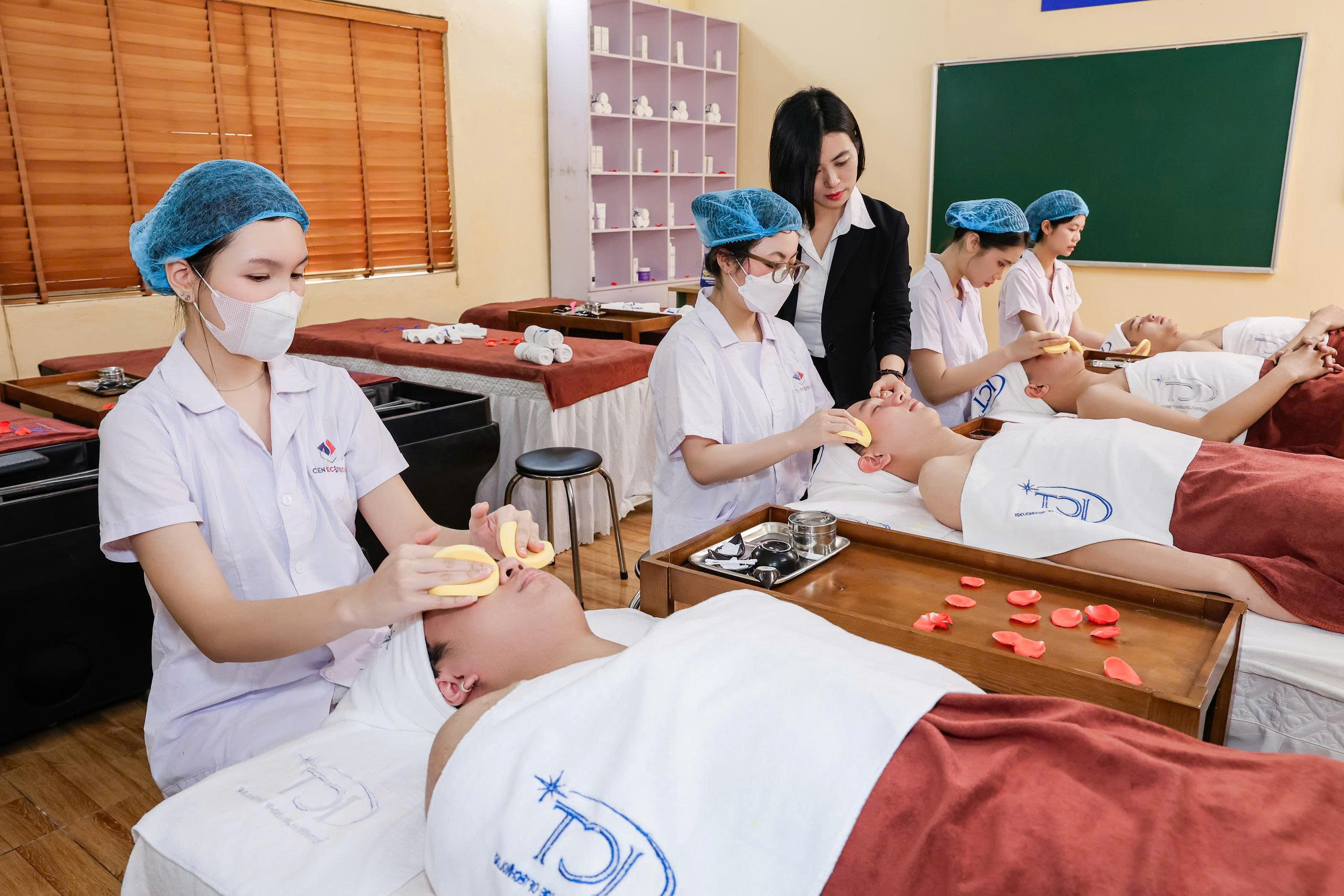 Học viên thực hành nghề Spa trong môi trường đào tạo chuyên nghiệp